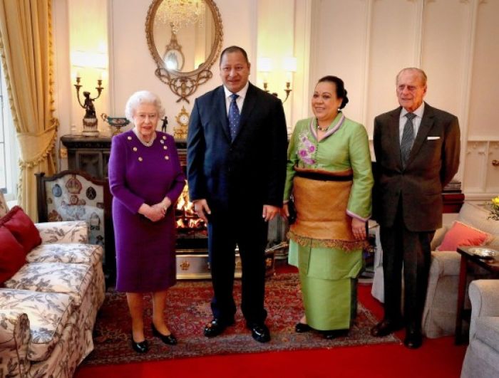 HM Queen Elizabeth and the Duke of Edinburg with HM King Tupou IV and Queen Nanasipau&#039;u of Tonga