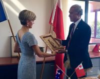 Tonga PM &#039;Akilisi Pohiva presented gift to Australia Foreign Minister Julia Bishop