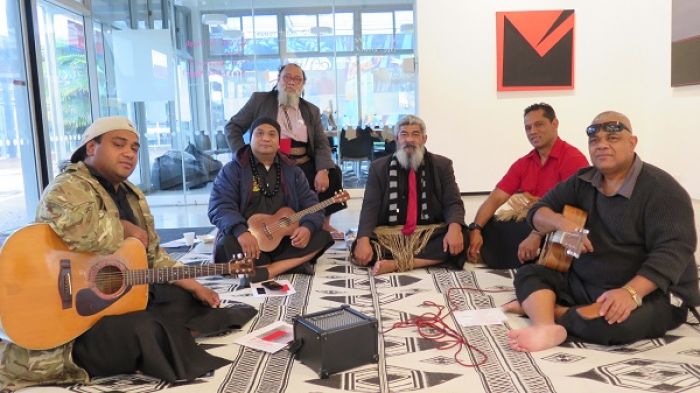 M-H / R-L: ‘Otumu‘a (Kau tāme‘a): Viliami Fetelenimoeata, Hayden Lolohea (Pā‘utu ‘O Vava‘u Fakavaha‘apule‘anga), Rev. Viliami Ha‘otā ‘I Pangai Sau (Keiano Pā‘utu ‘O Vava‘ulahi), Visesio Poasi Siasau, Koliniasi Sungalu Vānisi. ‘Otumui: Hūfanga Palōfesa Dr ‘Õkusitino Māhina (Vakai ki he taha ‘o e ngaahi tufunga tāvalivali he holisi ‘i mui / See one of the material arts of painting on the wall behind).