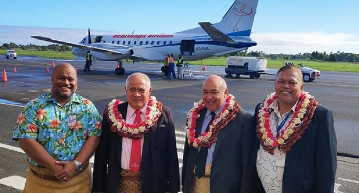 Ko e pule &#039;o e Kautaha Rosie Travel, Eroni Puamau, Tevita Va&#039;inga Palu Sea &#039;o e Kautaha Real Tonga, Faifekau Tevita Palu CEO Kautaha Real Tonga mo e Pule &#039;o e Ngaahi Mala&#039;evakapuna &#039;i Fisi mo e Custom Services Joe Gray &#039;i he tu&#039;uta &#039;a e fuofua puna &#039;a e Kautaha Real Tonga ki he mala&#039;evakapuna Nausori