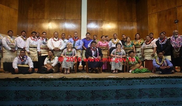 Ko e Pule Lahi ‘o e Potungāue Ako, Claude Tupou, Pule Lahi ‘o e APTC ‘i he Pasifiki Denise O’Brien mo e ni’ihi ne foaki atu ki ai ‘a e ngaahi tohi fakamo’oni akó