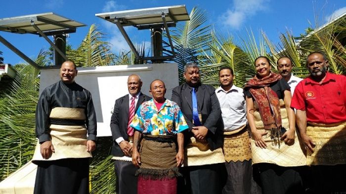 Ko ‘Ene ‘Afio Kingi Tupou VI, ‘Eiki Kōvana Vava’u Nōpele Fakatulolo, ni’ihi ‘o e kau ngāue MEIDECC hili hono fakaola ‘o e maama sola fo’ou ma’ae Falemahaki Tu’akifālelei ‘i Niuafo’ou. Faitaa MEIDECC