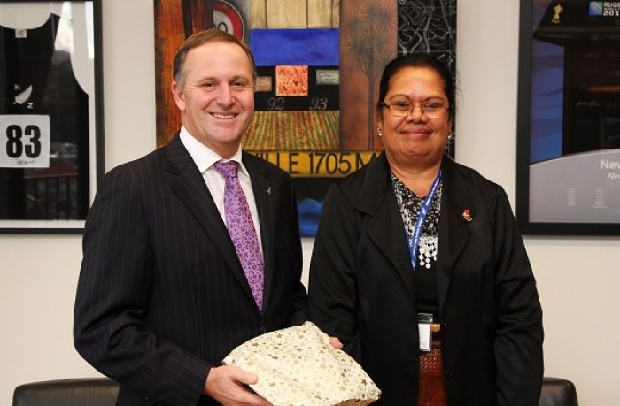 Palēmia &#039;O Nu&#039;usila John Key  mo e CEO Malōlō Potungāue Ako &#039;Emeli Pouvalu