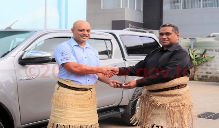 Pule Lahi ‘o e Potungäue MEIDECC, Paula Pouvalu Ma’u &#039;i hono foaki &#039;o e me’alele fo&#039;ou ma’ae Polöseki Vaí  ki he Tokoni Pule Ngäue ‘a e Potungäue Fonuá, Saveá mo e Koloa Fakaenatulá (MLSNR), Taaniela Kula