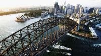 Ko e Harbour Bridge ‘o Senē, ‘Aositelēliá, taulanga mo e lotokoló. ‘Oku kei ma‘ui‘ui pea tupulaki lelei ‘a e tu‘unga ‘ekonōmiká ‘Aositelēliá hili ‘a e Covid-19. (Photo: Ian Waldie/Getty Images). 