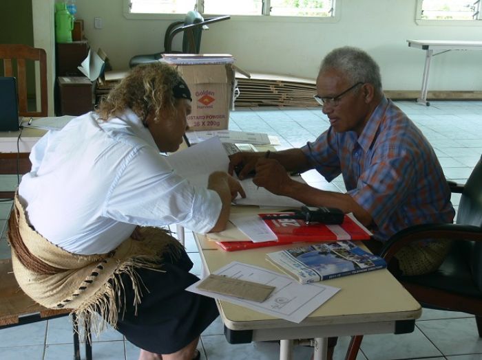 Mr. Finau Hufanga from MEIDECC/ Communications Department during the visit to Vava&#039;u