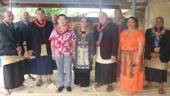 Minisitā Mo’uí Toketā Saia Piukala  mo e ‘Amipasitoa Le’ole’o ‘a Siaina ki Tonga ni Yang Zhaohu. &#039;Oku kau he &#039;ata ko;eni &#039;a e Fakafofonga Fale Alea Tongatapu 3 Siaosi Sovaleni