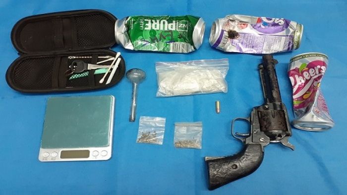 Five men and a woman arrested with illicit drugs and firearm