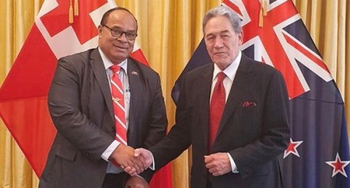 Ko e ‘Eiki Palemia, Dr. Pohiva Tu’i’onetoa mo e Tokoni Palemia ‘o Nu’usila, Sir Winston Peters. Tā ‘a e ‘Ofisi Talafekau Lahi Nu’usila ki Tonga.