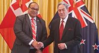 Ko e ‘Eiki Palemia, Dr. Pohiva Tu’i’onetoa mo e Tokoni Palemia ‘o Nu’usila, Sir Winston Peters. Tā ‘a e ‘Ofisi Talafekau Lahi Nu’usila ki Tonga.