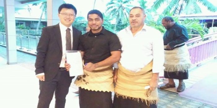 Sekelitali &#039;Uluaki &#039;Ofisi &#039;Amipasitoa Siaina Jia Xiaopan, &#039;Eneasi Fanua Palanite mo Dr. Helu (Pule &#039;o e Tonga International Academy