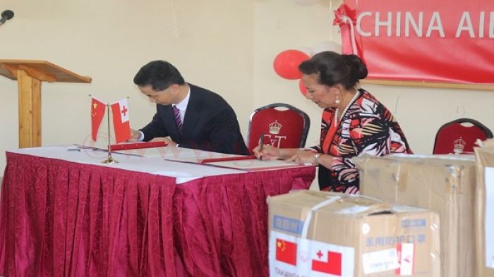 Minister for Health Dr. ‘Amelia Afuha’amango Tu’ipulotu and Chinese Ambassador to Tonga His Excellency Mr. Cao Xiaolin 