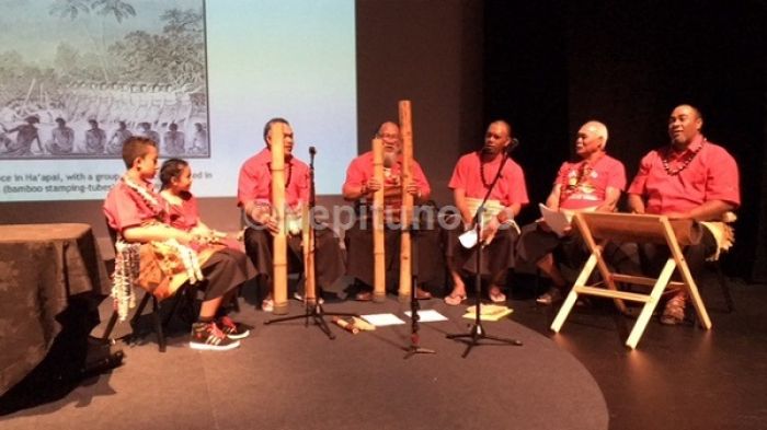 Mei hema ki mata‘u tatau mo e 1, 2 &amp; 3: Tu‘ifonualava Kaivelata (fika 3) mo Palōfesa Hūfanga Dr ‘Ōkusitino Māhina (fika 4) lotolotonga ‘ena tuki ‘a e me‘alea tukipitu