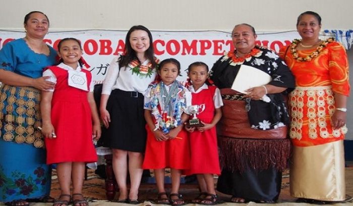 Mele Loloahi Moimoi with Ms. Yoko Tochihara from the Embassy of Japan at the Vava’u Soroban Competition. 