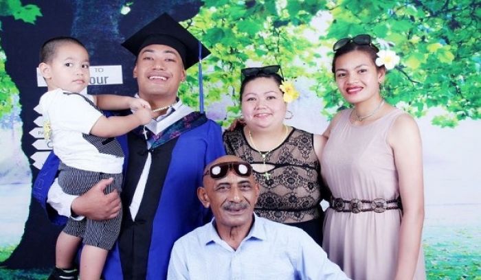 Isaiah Takau  mo &#039;ene tangata&#039;eiki mo hono famili. Ko Isaiah na&#039;e ma&#039;u hono mata&#039;itohi Master of Science with Honors &#039;i he Clinical Pharmacology mei he NanChang University, Jianxi